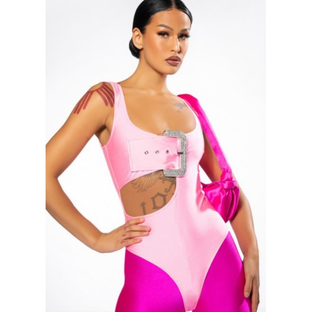 SPOTLIGHT BUCKLE DETAIL CUTOUT CHEEKY BODYSUIT IN PINK